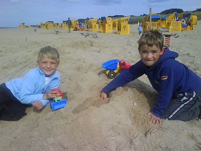 spielende Kinder am Strand