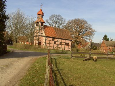 Dorfidylle mit Barock-Kirche