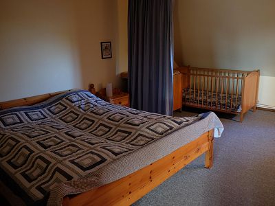 Ein Schlafzimmer mit Babybett