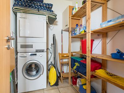 Lagerraum mit Waschmaschine und Trockner